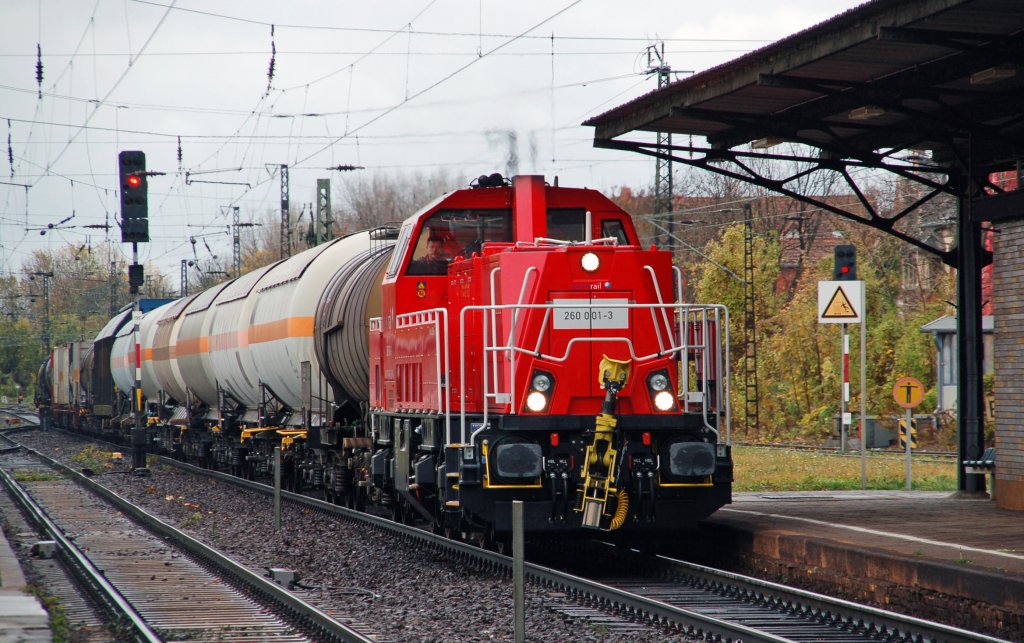260 001 zieht am 06.11.10 eine bergabe durch Merseburg Richtung Halle(S). Kurz hinter Merseburg bog sie rechts ab.