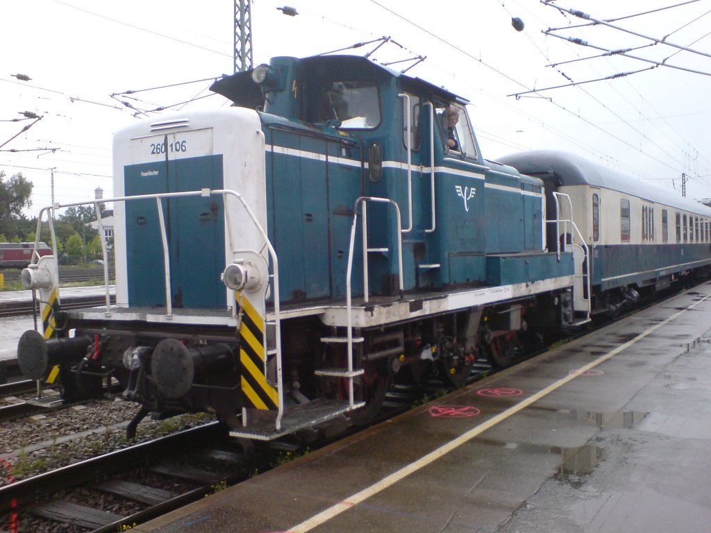 260 106 im Bahnhof Rosenheim beim Einsatz whrend des Wiesnexpresses zwischen Rohrdorf und Rosenheim im Sommer 2008