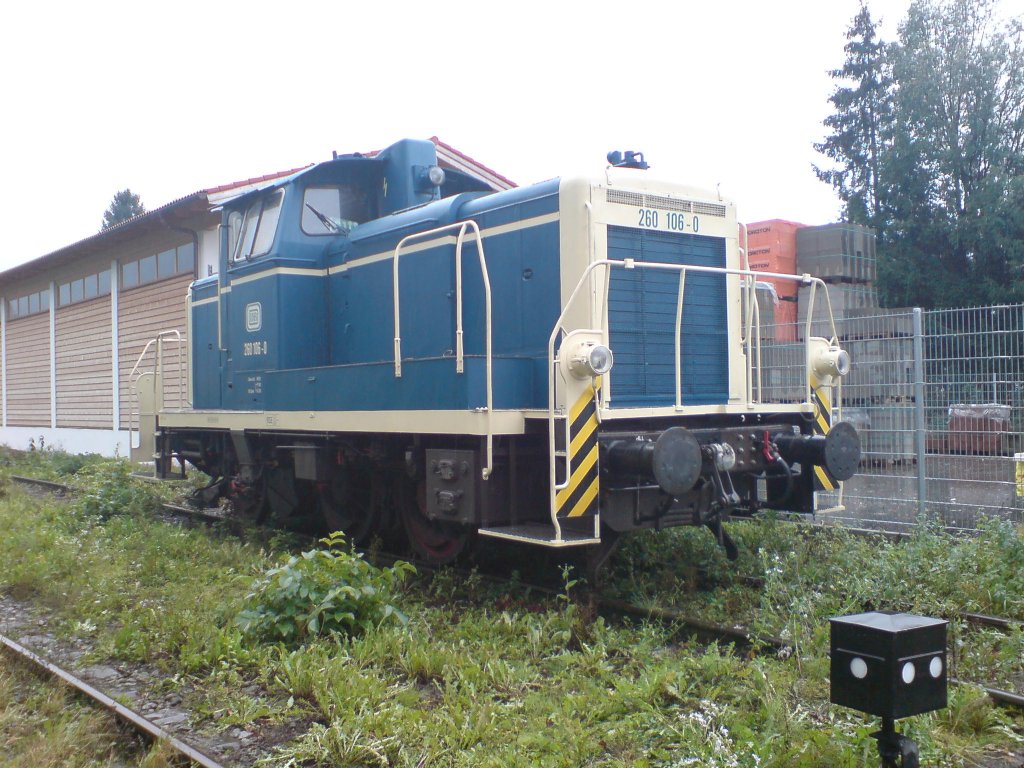 260 106 bei einer Betriebspause, abgestellt in Halfing auf der Chiemgauer Lokalbahn