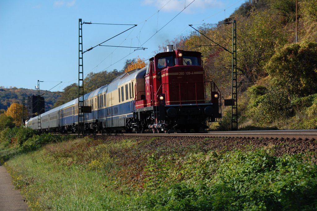 260 109-4 mit ihrer kuriosen Fuhre, bestehend aus Rheingoldwagen, D-Zug Wagen und div. Gterwagen, hier zwischen Erpel und Linz, 26.10.2011.