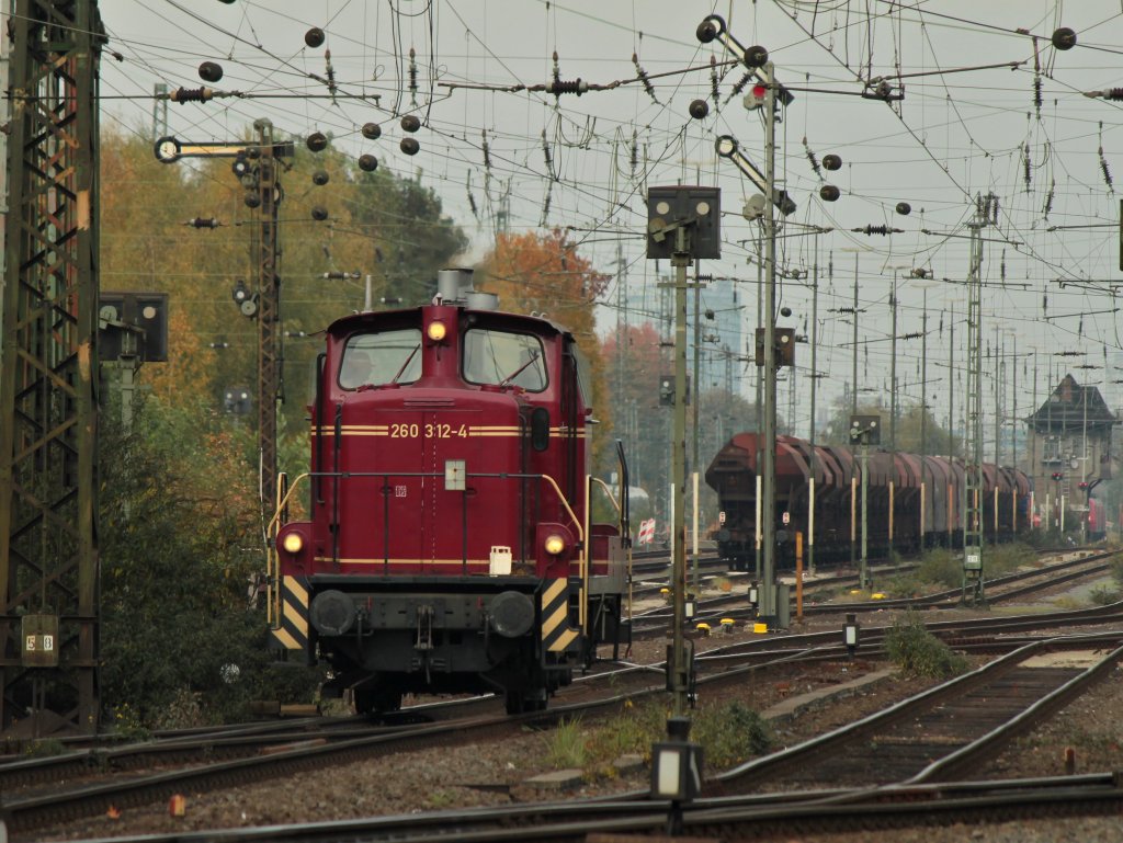 260 312-4 von der EfW-Verkehrsgesellschaft am 27.10.2011 in Kln-Klettenberg untwegs Richtung Eifeltor.