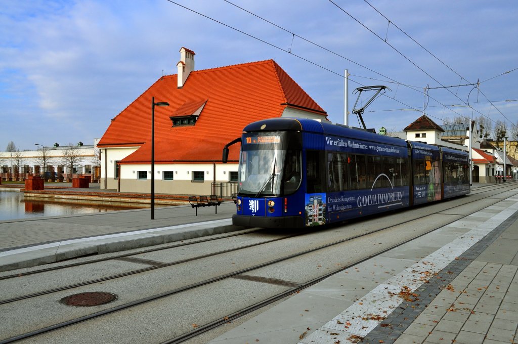 2602 der DVB mit Vollwerbung auf der Linie 10 Richtung Striesen,hier an der Haltestelle Messe Dresden.20.11.2011