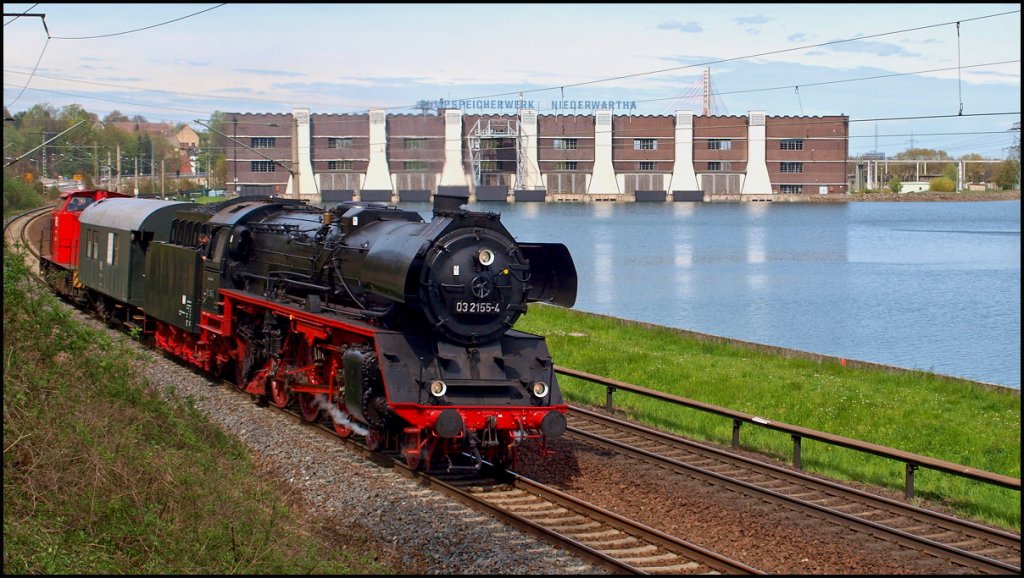 26.04.2012. Dampflok 03 2155 auf Probefahrt, hier donnert der Kurzzug am Unterbecken des Pumpspeicherwerkes Niederwartha vorbei, der Landeshauptstadt Dresden entgegen. 