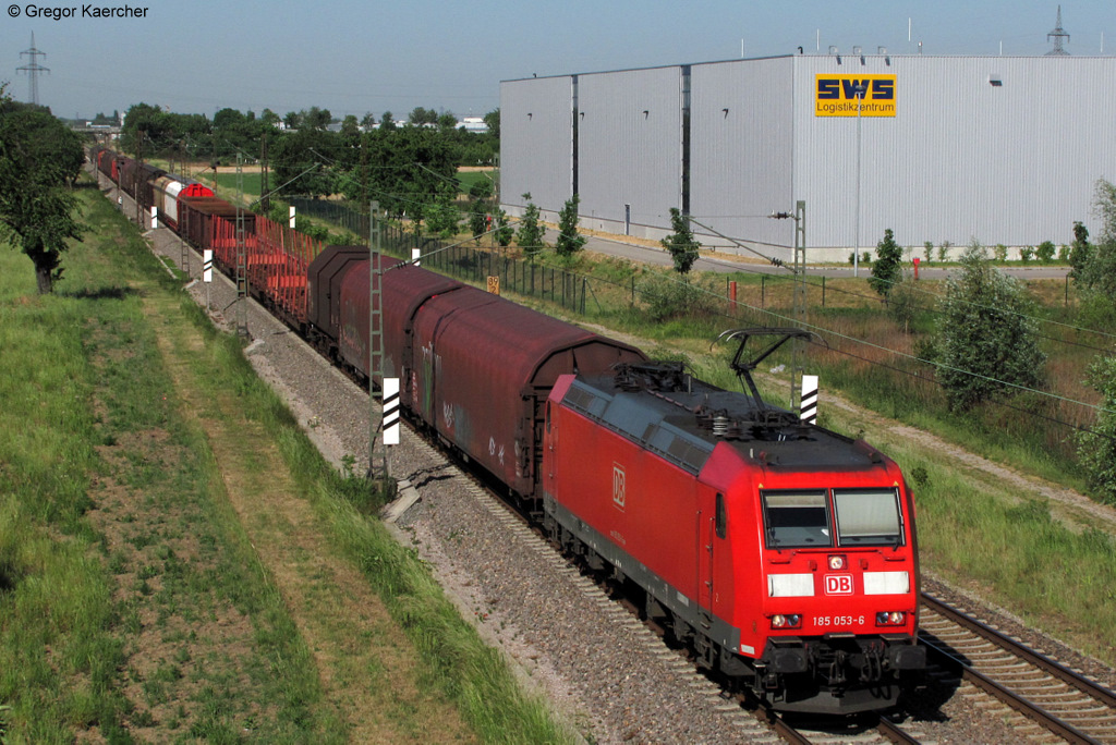 26.05.2011: Die 185 053-6 mit einem gemischten Gterzug Richtung Norden bei Malsch.