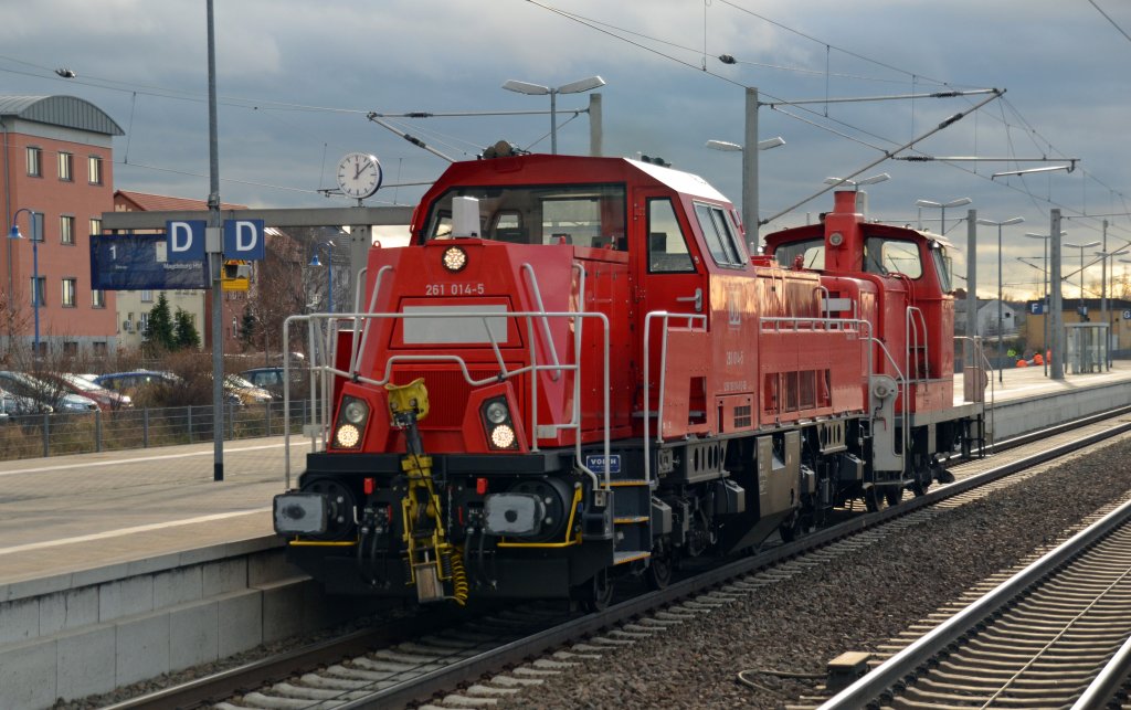261 014 fhrte am 15.12.11 ein Dreibein der Reihe 363 durch Bitterfeld Richtung Wittenberg.