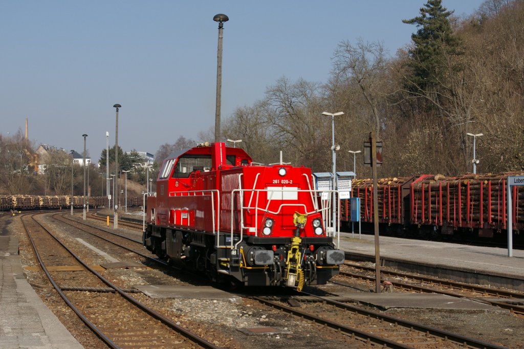 261 020-2 (Voith Gravita 10BB) steht am 03.03.2011 im Bahnhof Lobenstein (Thr).