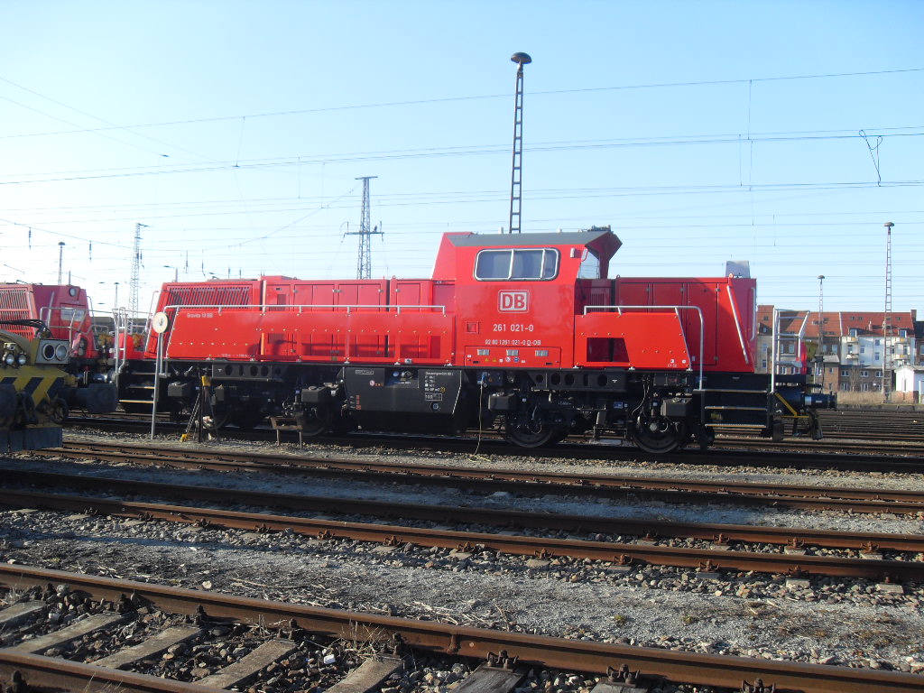 261 021 stand am 20.03.2011 mit einer Schwesterlok 260 502 (261 002)in Stendal.Die andere Lok war leider verdeckt.