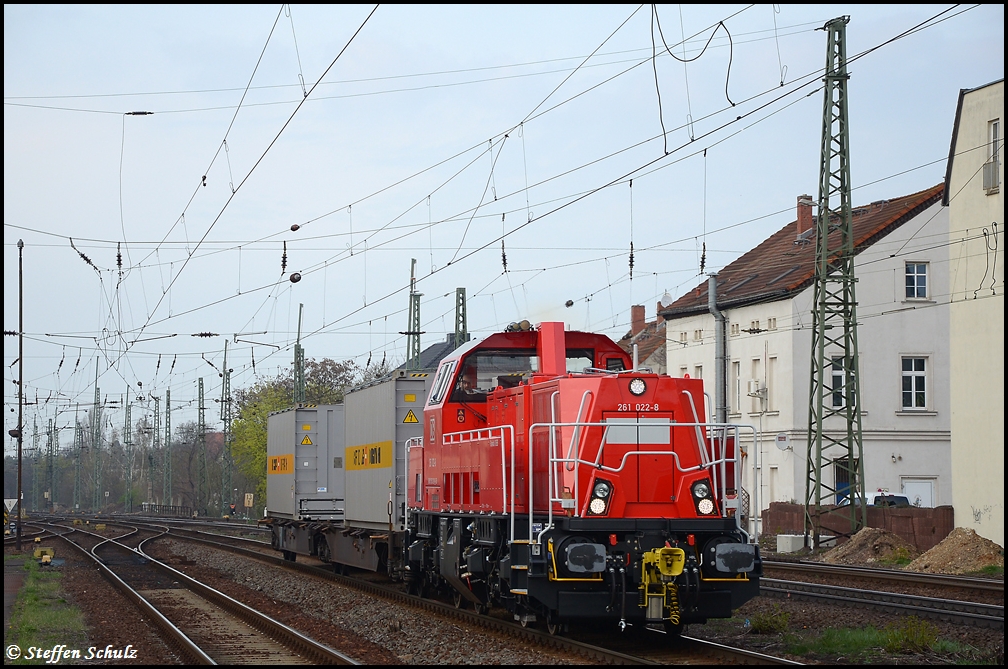 261 022 am 06.04.2011 bei der Durchfahrt von Merseburg.