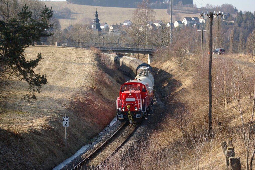 261 024-4 (Voith Gravita 10BB) mit Gterzug nach Blankenstein (Saale) am 02.03.2011 bei Harra.
