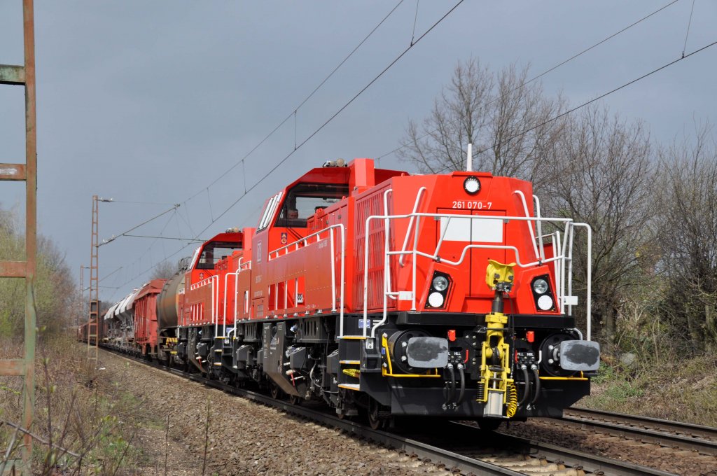 261 070-7 bei Hannover-Limmer mit einer bergabe aus Seelze nach Hannover-Linden (01.04.2012)