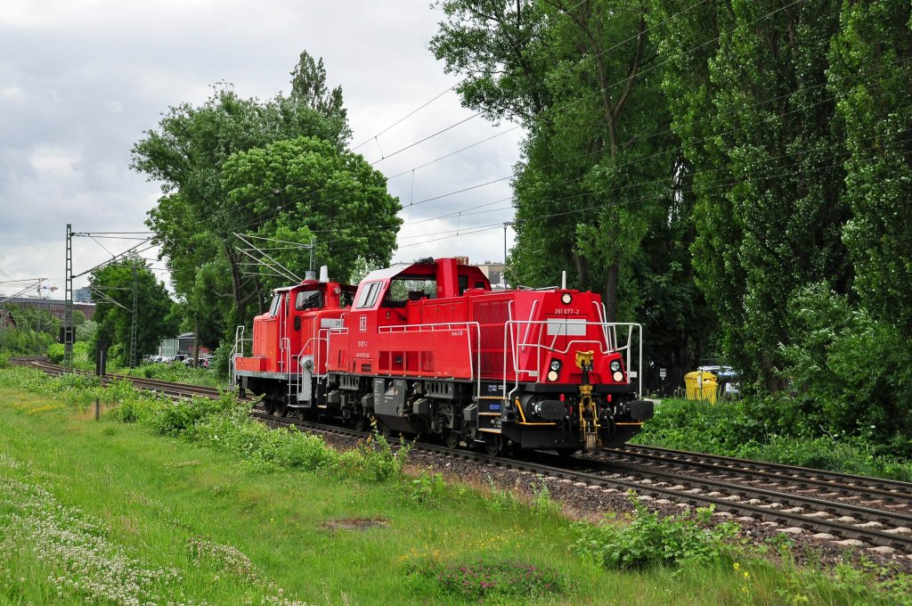 261 077 ist mit einem Dreibein im Schlepp in Hamburg-Harburg Richtung Hafen unterwegs.Aufgenommen am 26.6.2013.