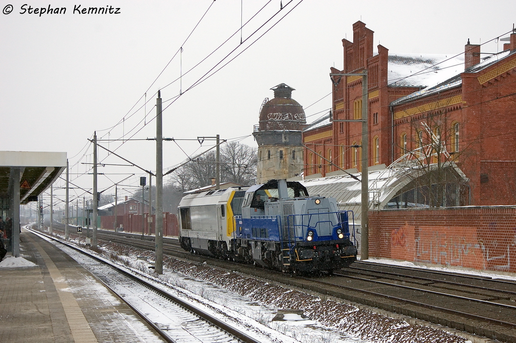 261 303-2 VTLT - Voith Turbo Lokomotivtechnik GmbH & Co. KG fr OHE - Osthannoversche Eisenbahnen AG mit der Wagenlok Maxima 30CC (263 005-1) als Tfzf 92180 von Lneburg nach Berlin-Spandau in Rathenow. 27.01.2013 