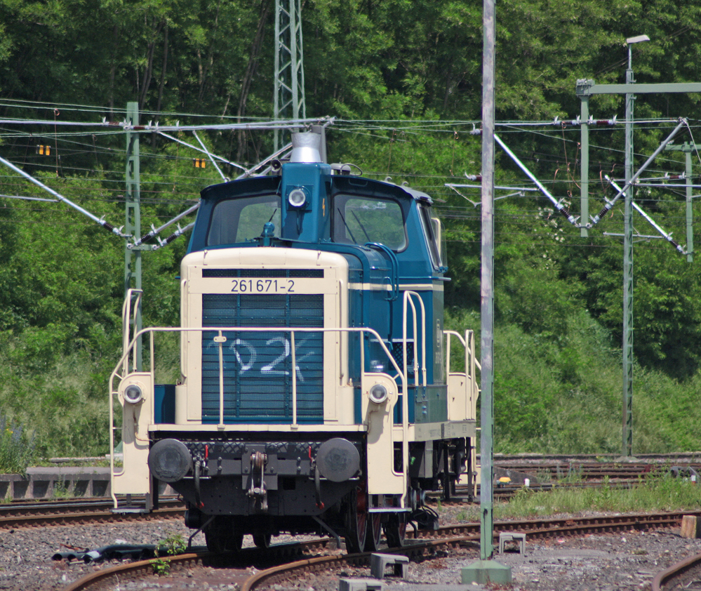 261 671-2 steht am Rande des Stolberger Gterbahnhof's abgestellt. 13.6.10