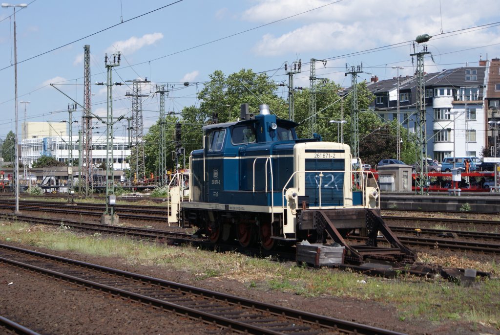 261 671-2 war am 11.06.2010 in Dsseldorf Hbf abgestellt