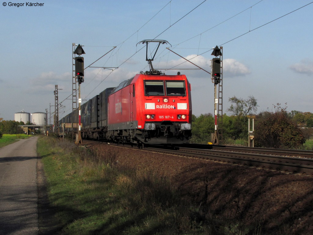 26.10.2010: 185 167-4 mit einem KLV Richtung Sden bei Wiesental.