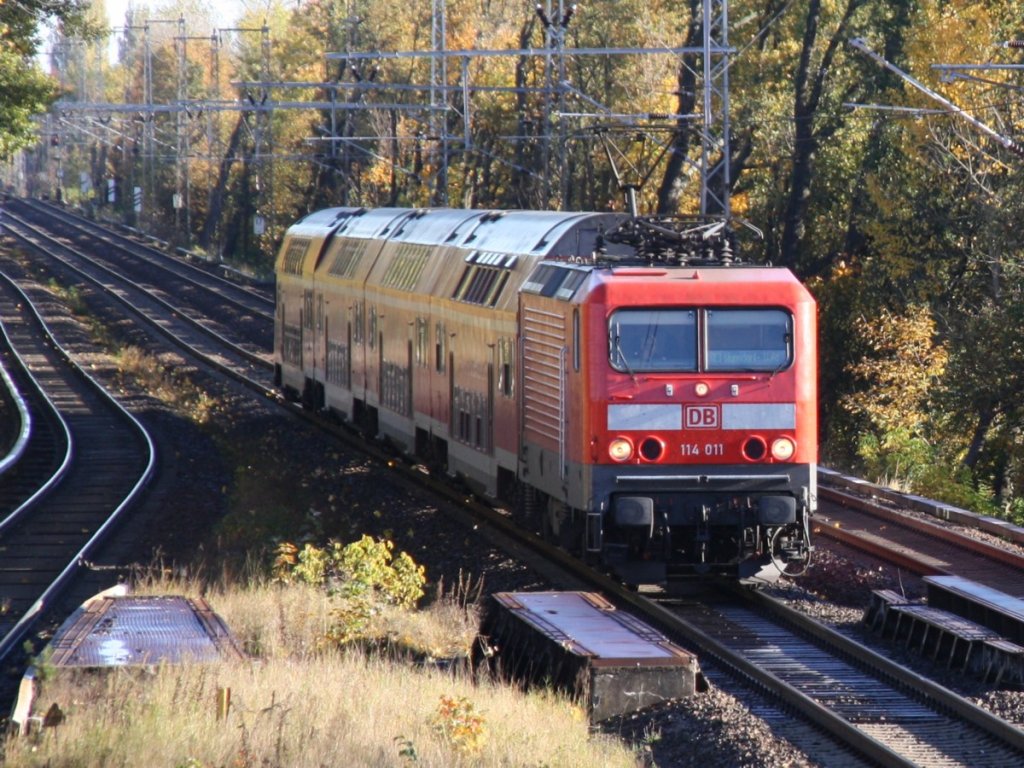 26.10.2012 Rntgental. RE 3 nach Wnsdorf Waldstadt fhrt durch den herbstlichen Barnim.