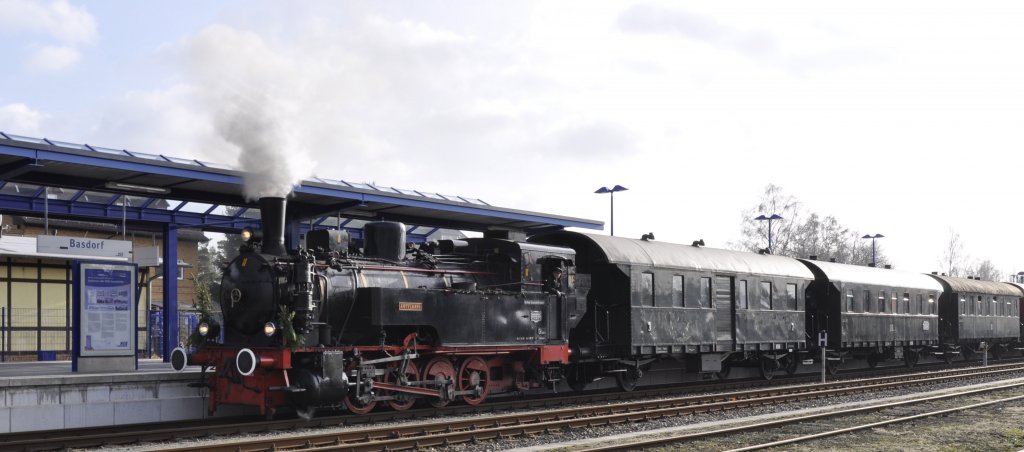 26.11.11, Nikolausfahrt ohne Schnee. Der Museumszug bei der Einfahrt in den
BF Basdorf.