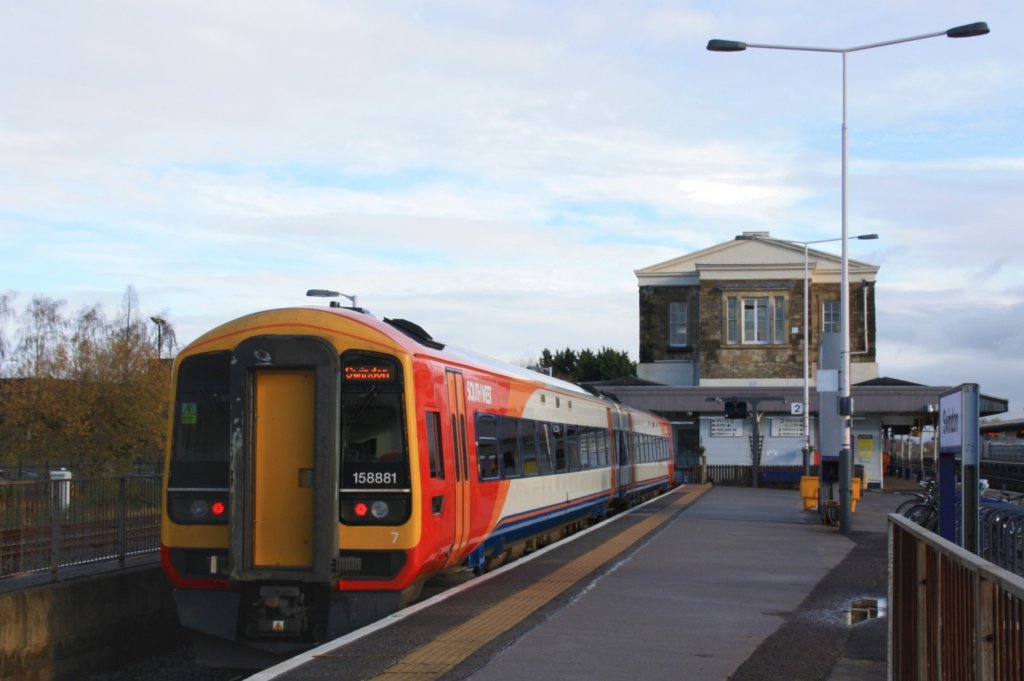 26.11.2012 Swindon. Class 158 am Bahnsteig.