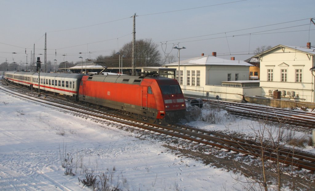 26.1.2013 Bernau bei Berlin. Ausfahrt IC 2357 nach Stralsund mit 101 086.