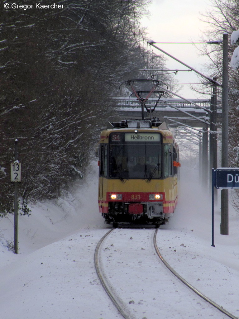 26.12.2010: TW 831 und TW ??? unterwegs als S4 von Karlsruhe nach Heilbronn. Aufgenommen in Drrenbchig bei ca. 30 cm Schnee.