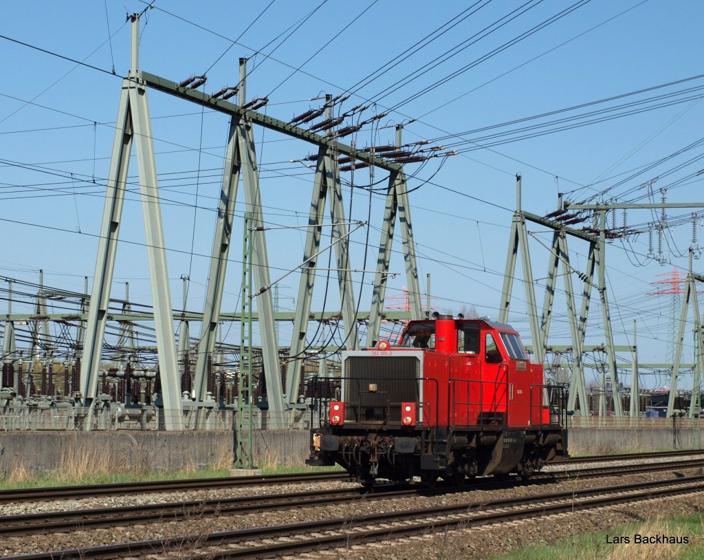 262 005-2 der CC-Logistik passiert am 17.04.10 ein Umspannwerk in Hamburg-Waltershof auf dem Weg in den Rbf Alte-Sderelbe.