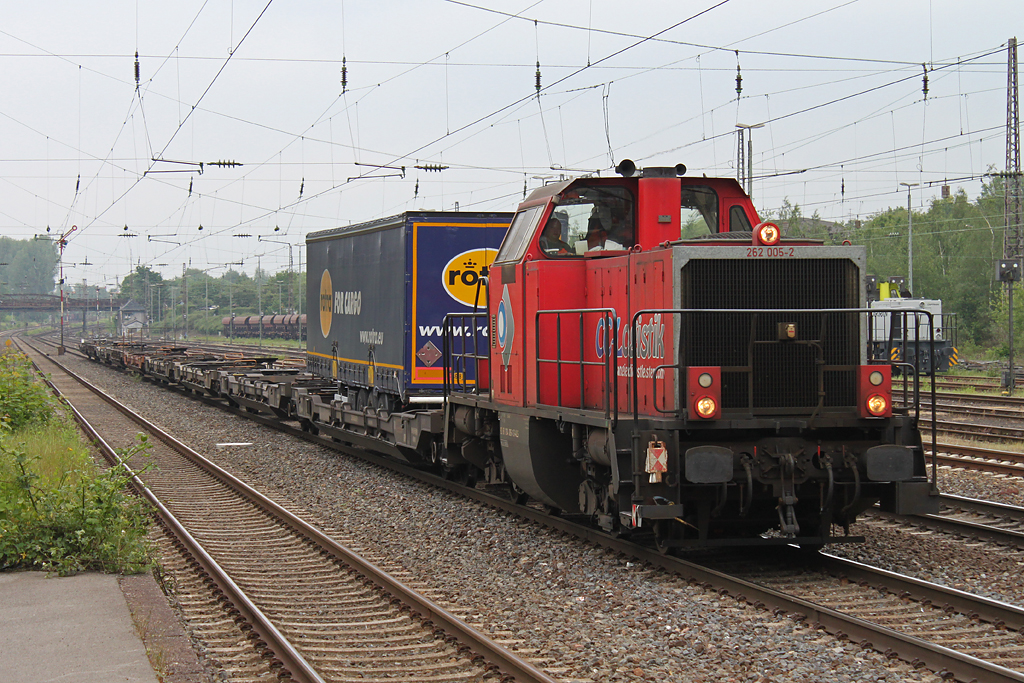 262 005 zog am 1.6.12 einen Containerzug durch Düsseldorf-Rath.