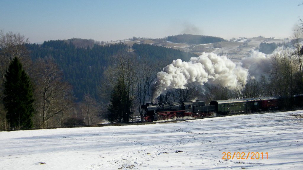26.2. 2011 - ...die 52 8047-4 vom Bw Nossen kurz vor Altenberg