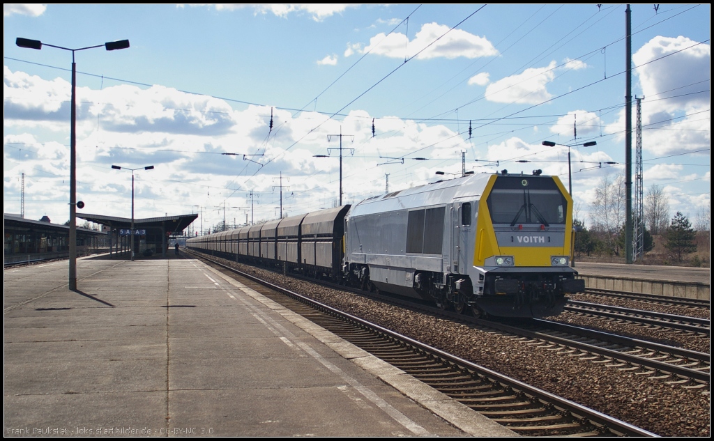 263 004 mit einem Erzzug am 07.04.2013 in Berlin Schnefeld Flughafen (NVR-Nummer 92 80 1263 004-4 D-DWK)