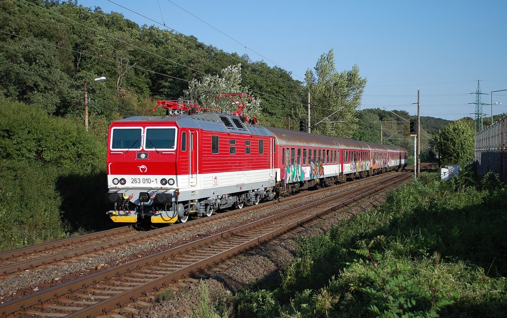 263 010-1 mit Fernzug R 372 „Svtopluk“ („Frst Sventopluk“) Bratislava-Nov Mesto/Preburg-Neustadt – Kty – Břeclav/Lundenburg (CZ), Streckenabschnitt B.-elezn studienka/P.-Eisenbrunnen – Bratislava-Lamač; 06.09.2012