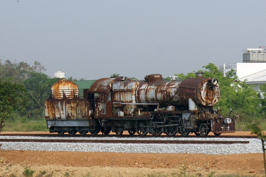 263 (2'C1'-h3, Hanomag, Bauj. 1928, Fab.Nr. 10603) aufgestellt nahe dem Bf. Nakhon Chaisi am 13.März 2011. Die Lok stand vorher im Ekkamai Museum in Bangkok, und  noch früher im Railway Museum im Chatuchak Park in Bangkok. Da im Februar 2011 alle 3 Dampflokomotiven (263, 738 und MRC 2)aus dem Ekkamai Museum entfernt wurden, die MRC 2 nun gegenüber des Ekkamai Museums im Polizeisportzentrum steht, dürfte das zweite Gleis auf dem Bild für die 738 gedacht sein.

