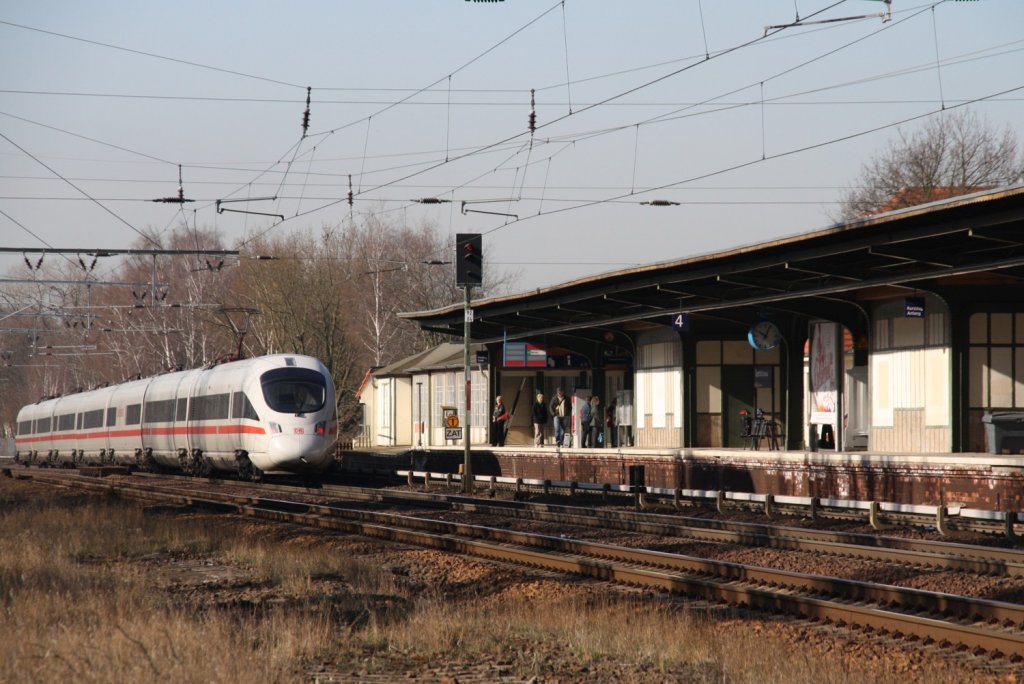 26.3.2012 S-Bahnhof Zepernick mit ICE 1509  Dresden  nach Mnchen.