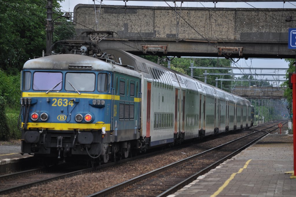 2634 und eine Schwester mit einem Haufen Dostos in Hennuyeres. Aufgenommen am 03.10.2011