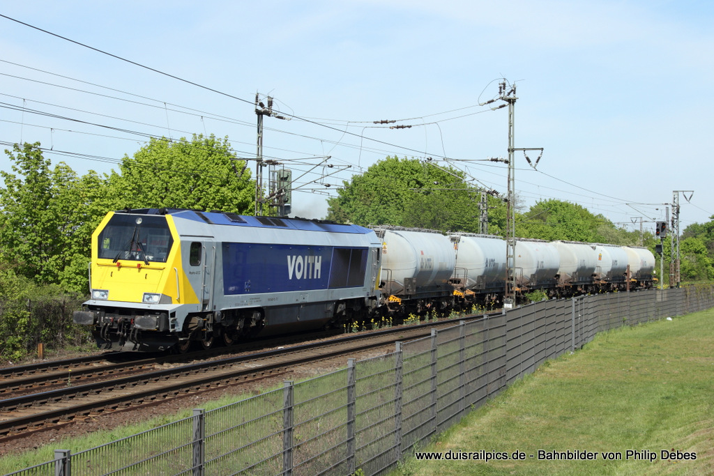 264 001-9 (VOITH) fhrt am 5. Mai 2013 um 16:25 Uhr mit einem Gterzug durch Duisburg Hochfeld