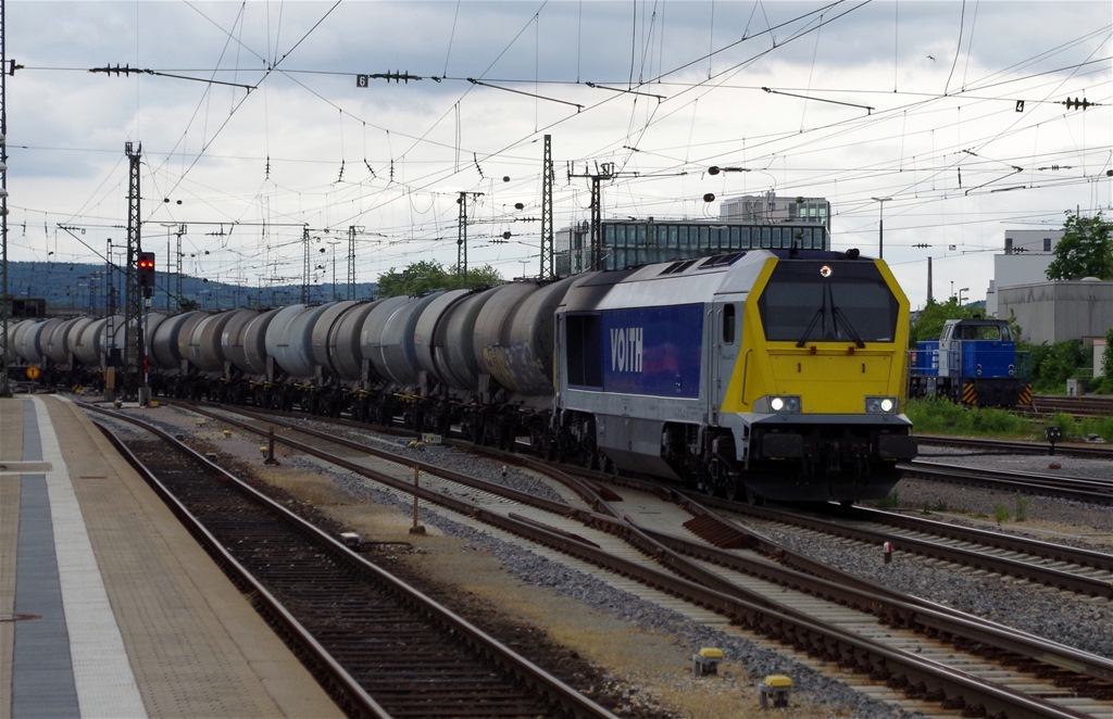 264 001 durchfhrt am 30.05.2013 mit einem Kesselwagenzug Regensburg Hbf gen Obertraubling. 