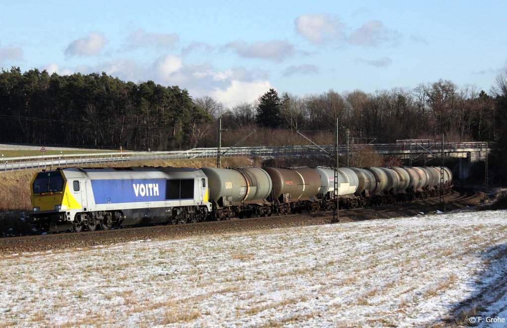 264 003-5 Voith Maxima 40 CC vor Ganzzug Kesselwagen Richtung Nrnberg, KBS 880 Nrnberg - Passau, fotografiert bei Sinngrn zwischen Laaber und Beratzhausen am 19.12.2011