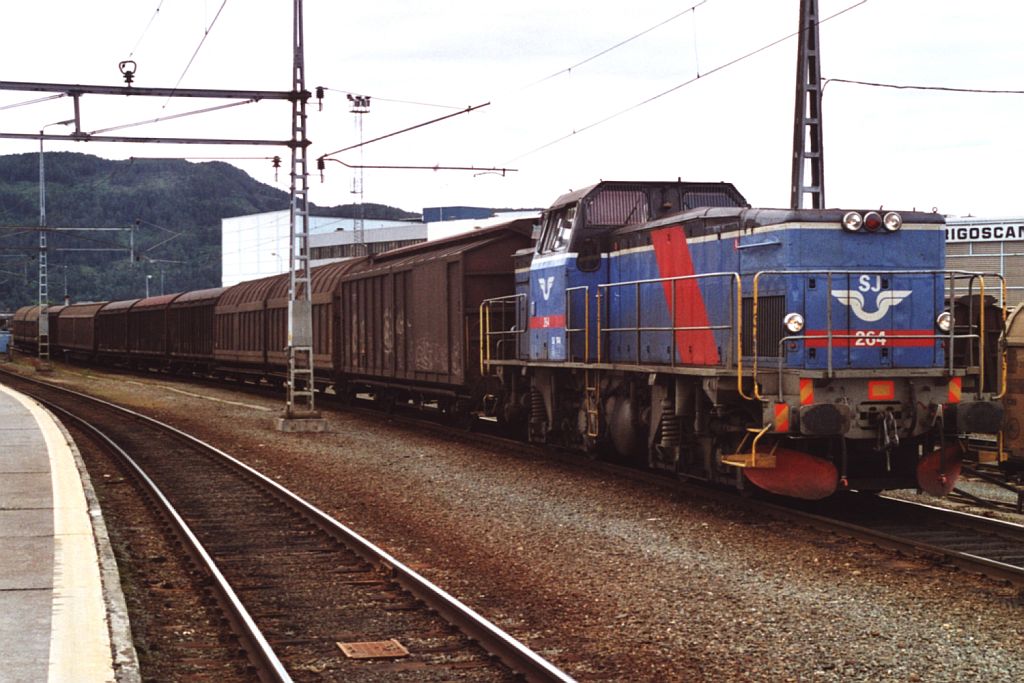264 mit Gterzug auf Bahnhof Trondheim (Norwegen) am 6-7-2000. Bild und scan: Date Jan de Vries.