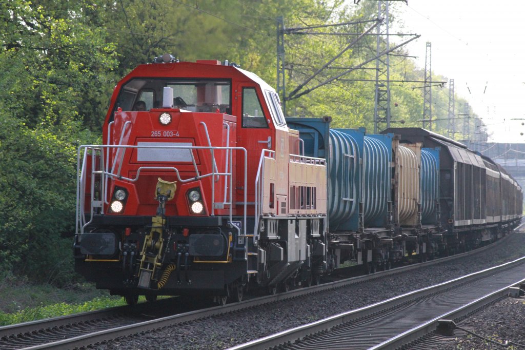 265 003-4 mit einem kurzen gemischten Gterzug am 06.05.2013 durch den S-Bahnhof Dedensen/Gmmer richtung Seelze.