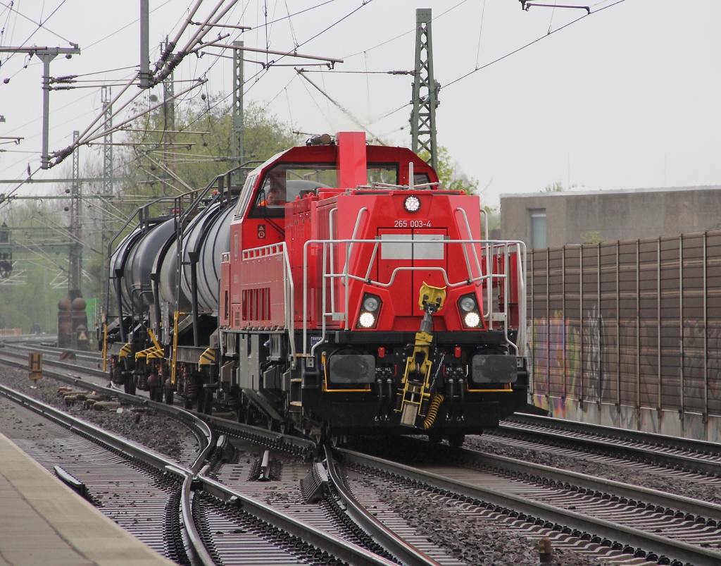 265 003-4 mit zwei Kesselwagen in Fahrtrichtung Seelze. Aufgenommen am 27.04.2013 in Hannover-Linden/Fischerhof.