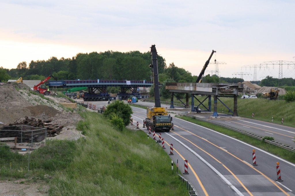 26.5.2012 A10 bei Berlin Buch am spten Abend: Die neue Brcke der NEB beim einpassen whrend die alte auf der Fahrbahn zwischengelagert ist. 