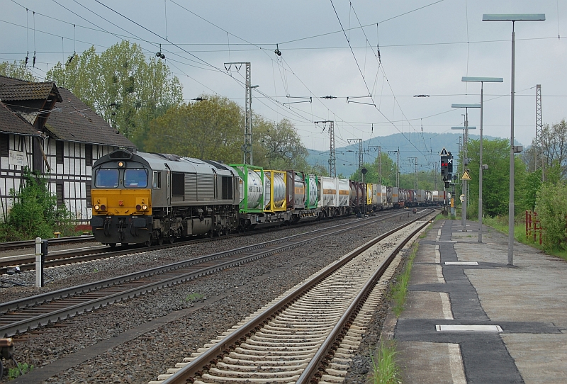266 102 (DLC DE 6307) mit einem Containerzug am 17.4.2010 durch Kreiensen, sdwrts