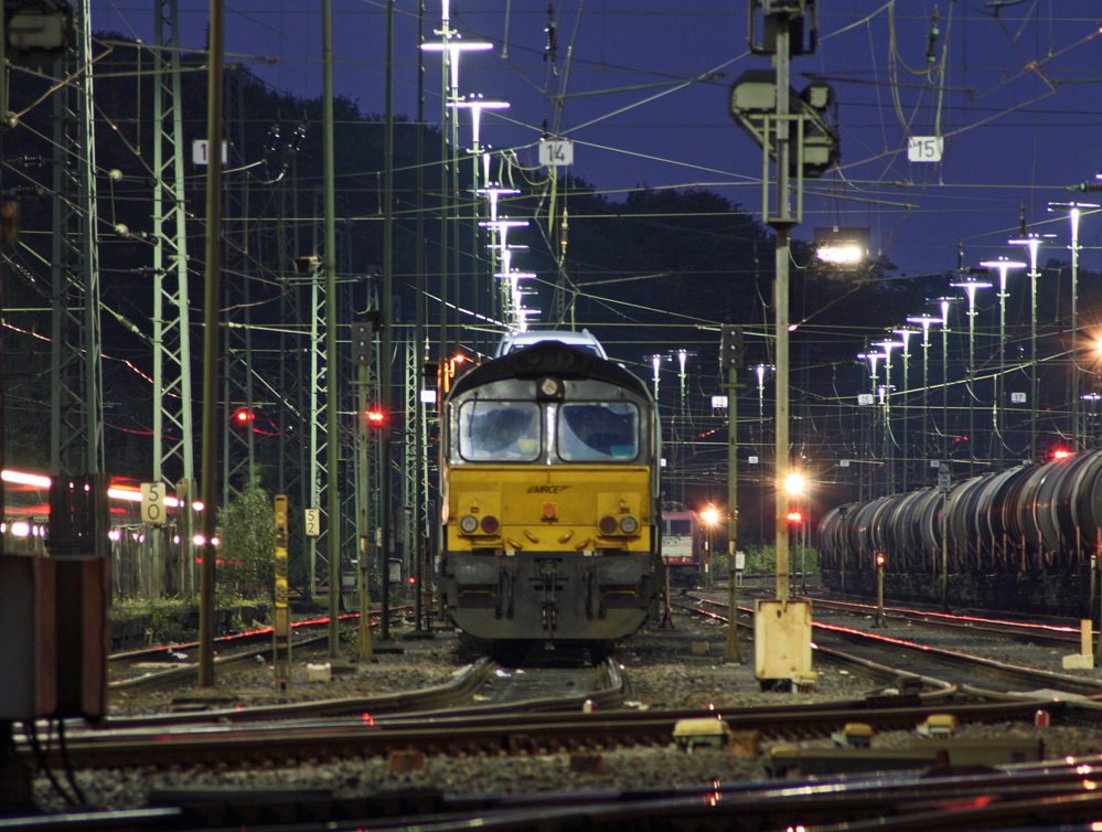 266 115-5 der MRCE ist zur Zeit fr die Rurtalbahn im Einsatz und steht mit einem Autozug in Aachen-West rum, 2.10.10