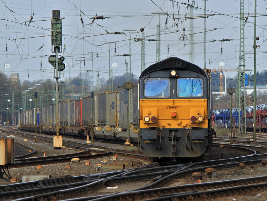 266 115-5 der Rurtalbahn fhrt am 26.03.2011 mit einem KLV-Zug aus Aachen West nach Belgien. Dem 12 Zylinder Diesel mit 2420 kW (3245 PS) von der Class66 wird gleich die volle Leistung abverlangt wenn sie den Zug die Rampe zum Gemmenicher Tunnel hochzieht.