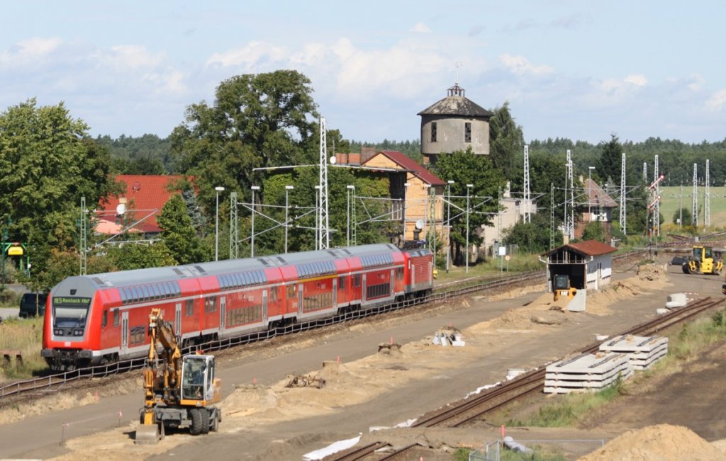 26.8.2012 Lwenberg (Mark) RE 5 nach Rostock Hbf kurz vor dem Halt. Bis auf ein Gleis ist alles abgebaut bzw. nicht mehr befahrbar. Gekreuzt wird an der Einfahrt. Am 10.9.12 beginnt die Vollsperrung Oranienburg - Neustrelitz. Danach wird auch Ausf Sig N - gerade Hf2 zeigend - Geschichte sein.