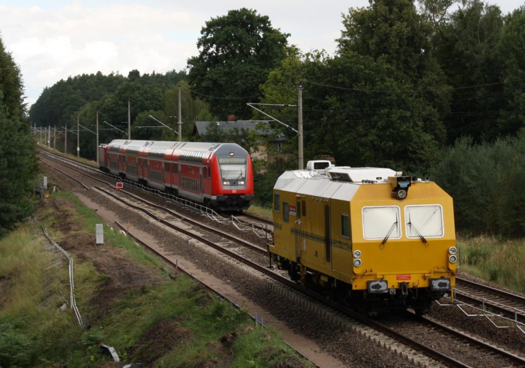 26.8.2012 Nordbahn bei Dsterfrde. RE 5 mit 112 114 nach Berlin - Sdkreuz passiert Gleislage-Messfahrzeug EM-SAT-120 der Bahnbau Gruppe.