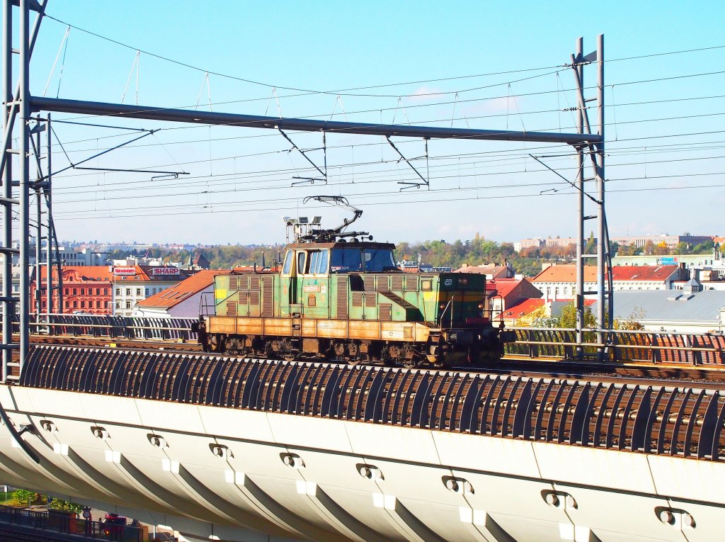 ČD 111 011 nahe dem Hauptbahnhof Prag am 31.10. 2012.