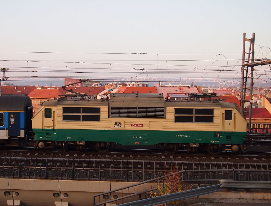 ČD 150 224 nahe dem Hauptbahnhof Prag am 19.11. 2012.