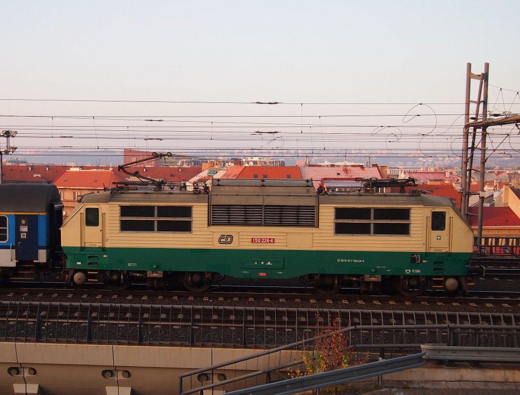 ČD 150 224 nahe dem Hauptbahnhof Prag am 19.11. 2012.