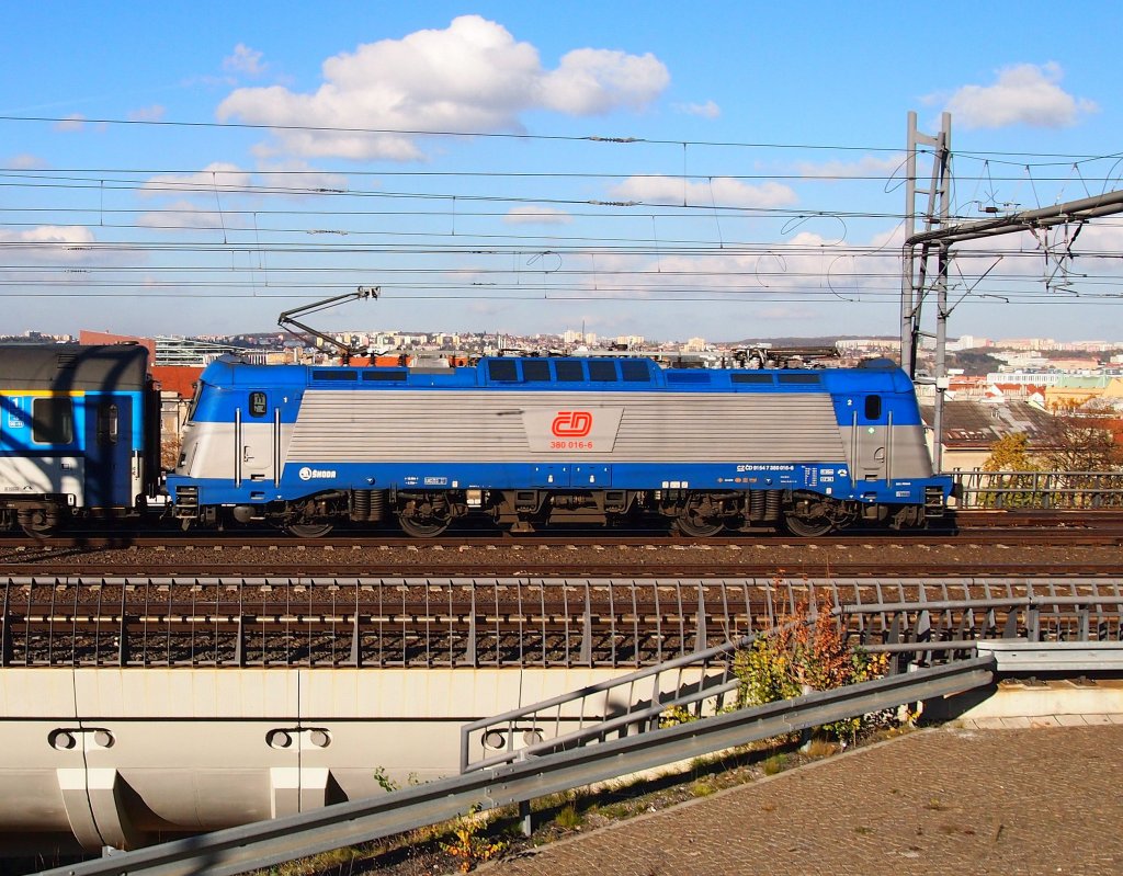 ČD 380 016 - Fabrik Bezeichnung 109E(Nickname Messerschmitt) nahe dem Hauptbahnhof Prag am 31.10. 2012.