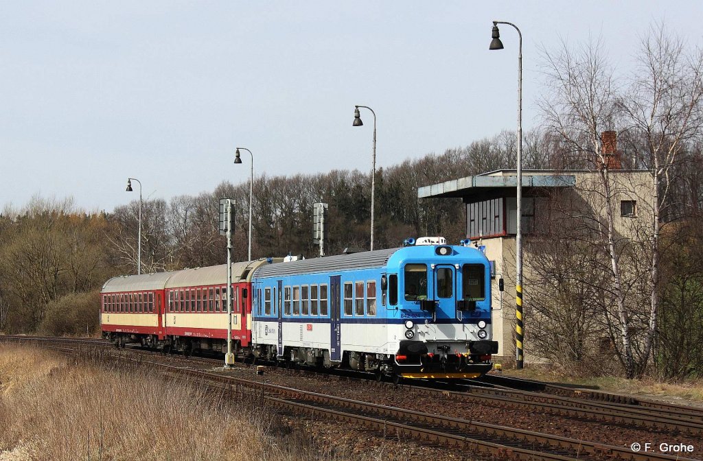 ČD 842 024-2 mit zwei Wagen als Os 7413 Domazlice - Plzen, ČD KBS 180 Furth im Wald – Domalice – Plzeň, fotografiert beim Ausfahren aus dem Bahnhof Blizejov vor dem Stellwerk am 27.03.2012