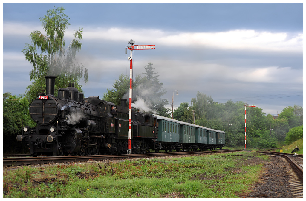 ČSD 434.1100 (ex ČSD 270.300), 1920 von Skoda gebaut, am 21.6.2013 anlsslich des k&k Dampfloktreffens im Eisenbahnmuseum Lun u Rakovnka (CZ), bei der Einfahrt mit einem Fotopersonenzug in Krup. Als Zuglok fungierte 422.0108.  
